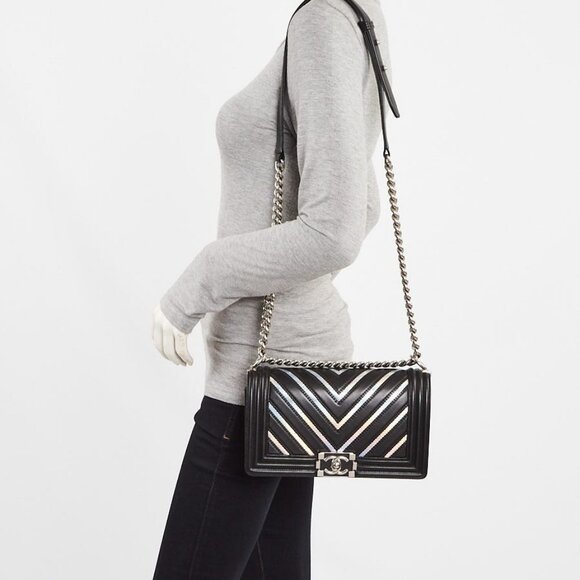 Chanel Black/Silver Lambskin Leather and Iridescent PVC Chevron Quilted Mediu - Picture 1 of 9